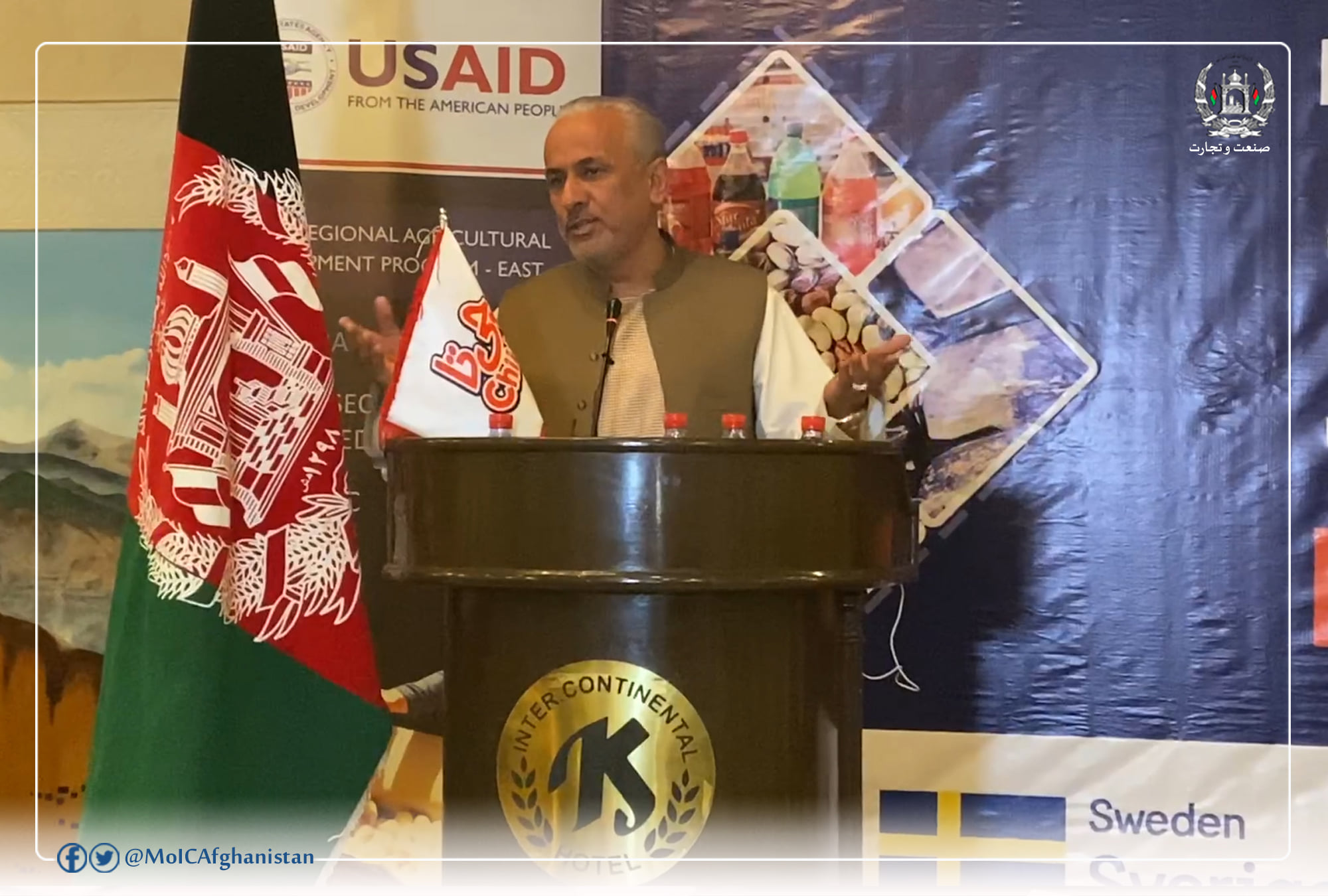 زموږ هیواد زموږ تولید ترعنوانو لاندي نندارتون څخه د صنعت او سوداګرۍ سرپرست وزیر لیدنه