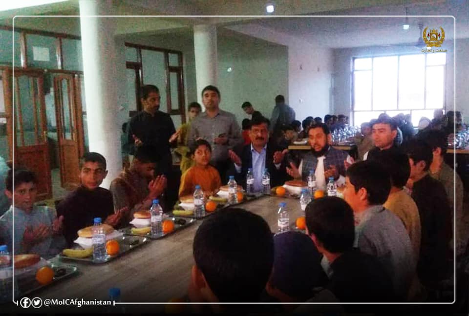 د روژې په مبارکه میاشت کې د صنعت او سوداګرۍ وزارت سره په همکارۍ بېوزلو وګړو سره د خصوصي سکتور مرستې