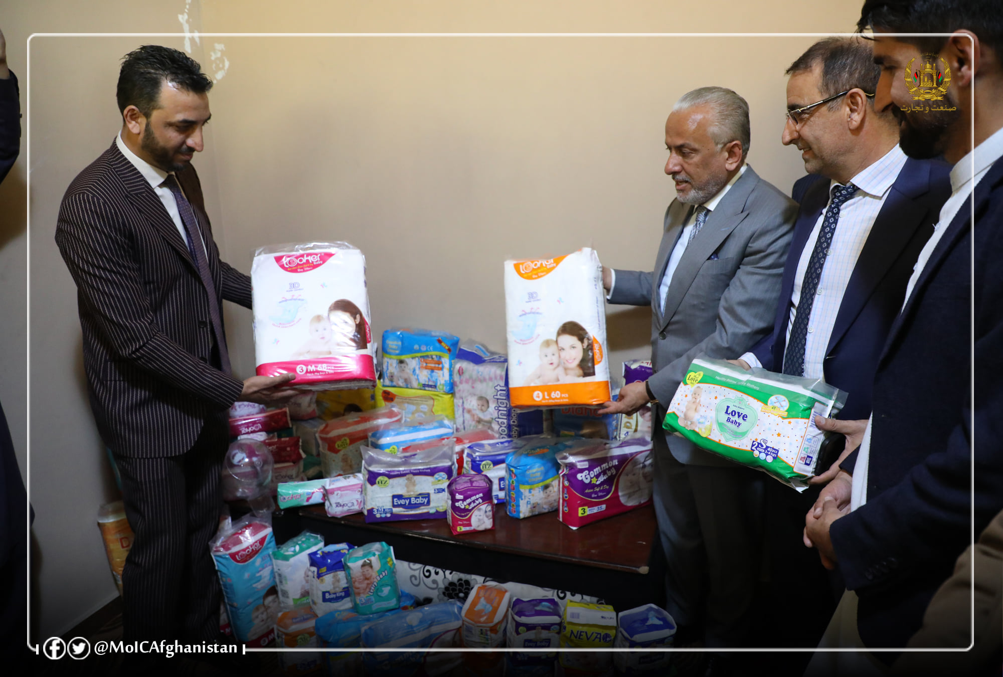 په پل چرخي صنعتي پارک کې د ماشومانود ډايپرونوصنعتي شرکت څخه دصنعت او سوداګرۍ وزير ليدنه