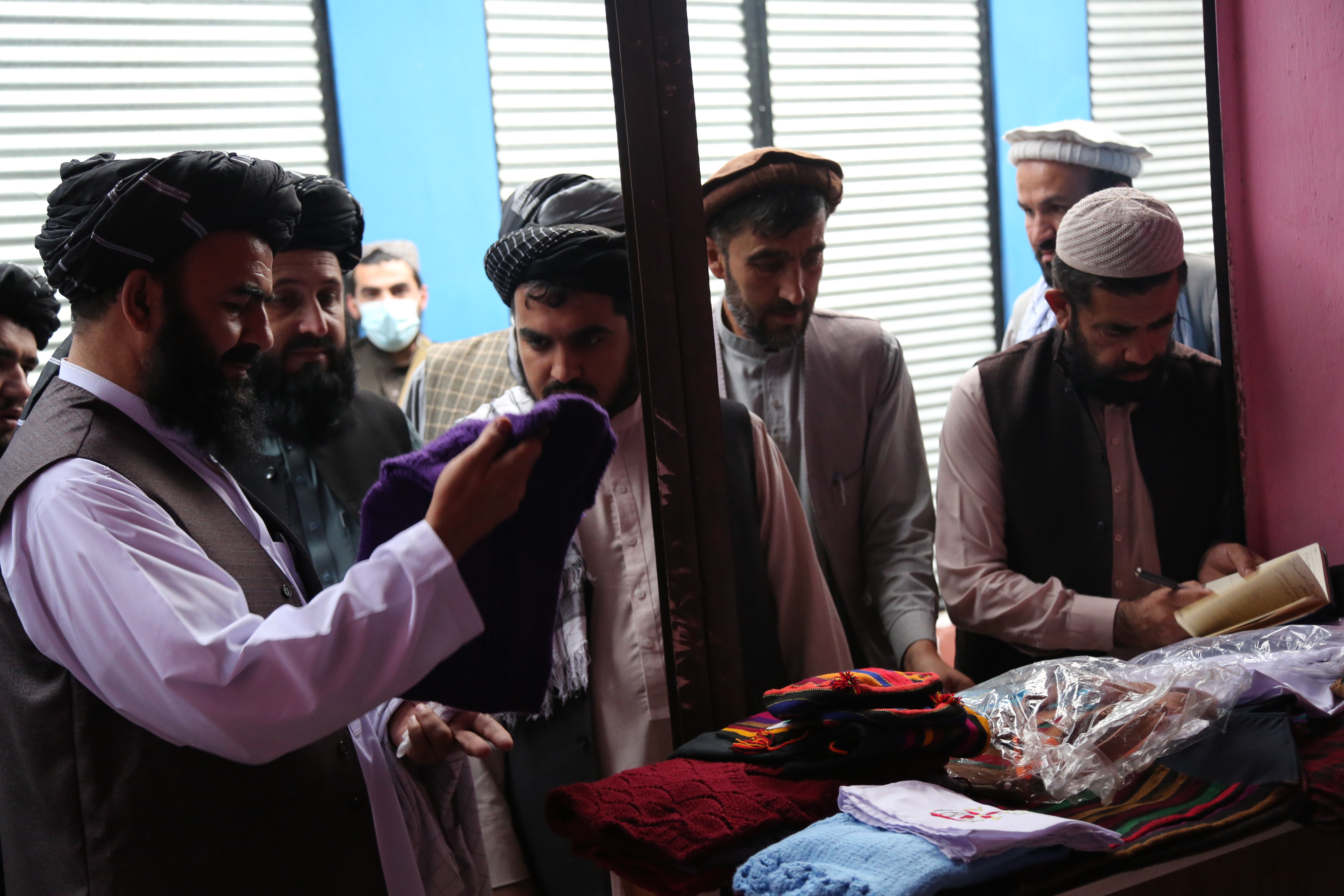 بازدید از اتاق صنایع و معادن و مرکز فروشات سنگ‌های قیمتی