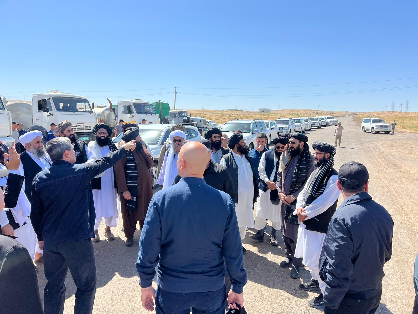 د افغانستان او ترکمنستان پر ګډه پوله د ا.ا.ا د صنعت او سوداګرۍ وزارت  د سوداگرۍ چارو مرستیال مولوي احمد الله زاهدپه ګډون د افغانستان د اسلامي امارت د کابینې یوه لوړ پوړي پلاوي د ترکمنستان جمهوریت د کابینې له یو شمېر غړیو سره  وکتل