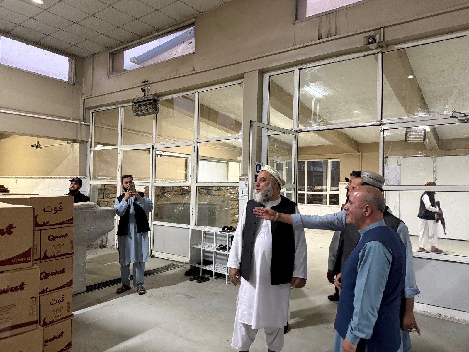 بازدید وزیر صنعت و تجارت از فابریکه پرؤسس میوه‌جات امیدبهار