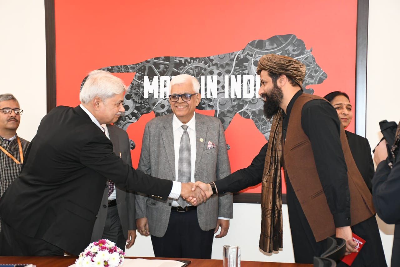 د ا.ا.ا.  د بهرنیو چارو وزارت د اقتصادي اړیکو رئيس او د صنعتي پارکونو له لوی رئیس، د هند د ټوکر (ټکسټایل) وزارت له مسوولینو سره وکتل