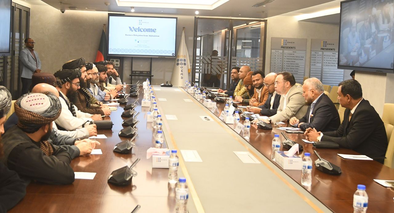 د صنعت او سوداګرۍ وزارت مرستیال د بنګله‌دېش هېواد د جامو تولیدونکې او صادروونکې  ټولني له مشر سره وکتل